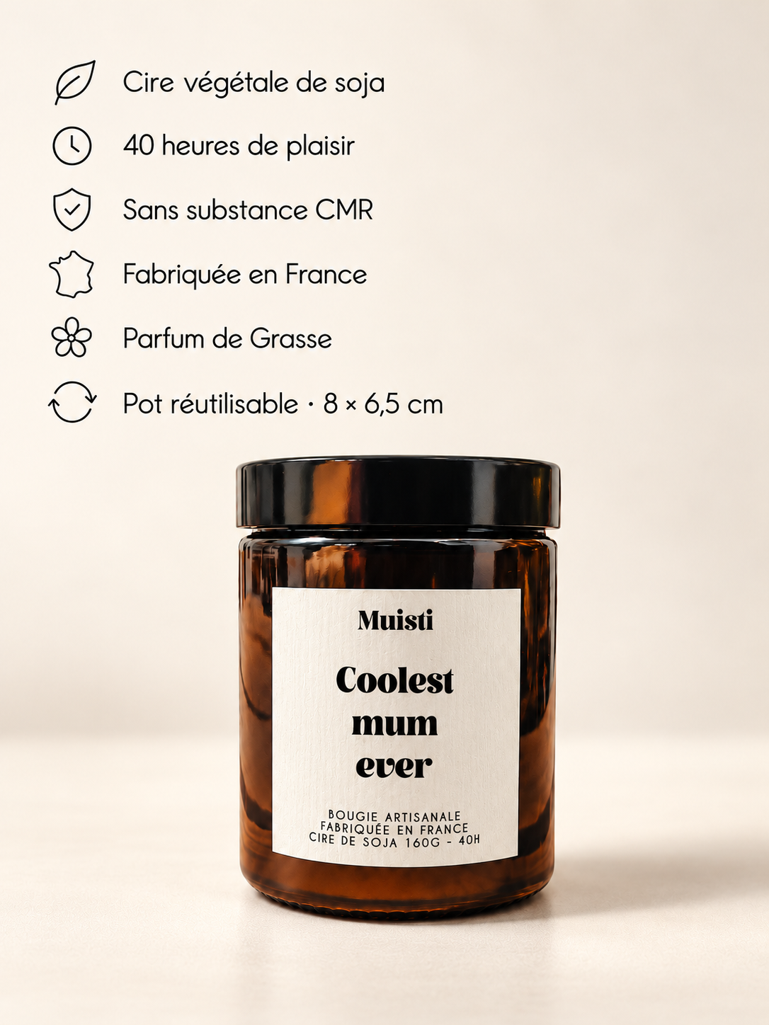 Bougie Muisti « Coolest Mum Ever » fermée sur fond ivoire, avec ses points de réassurance.