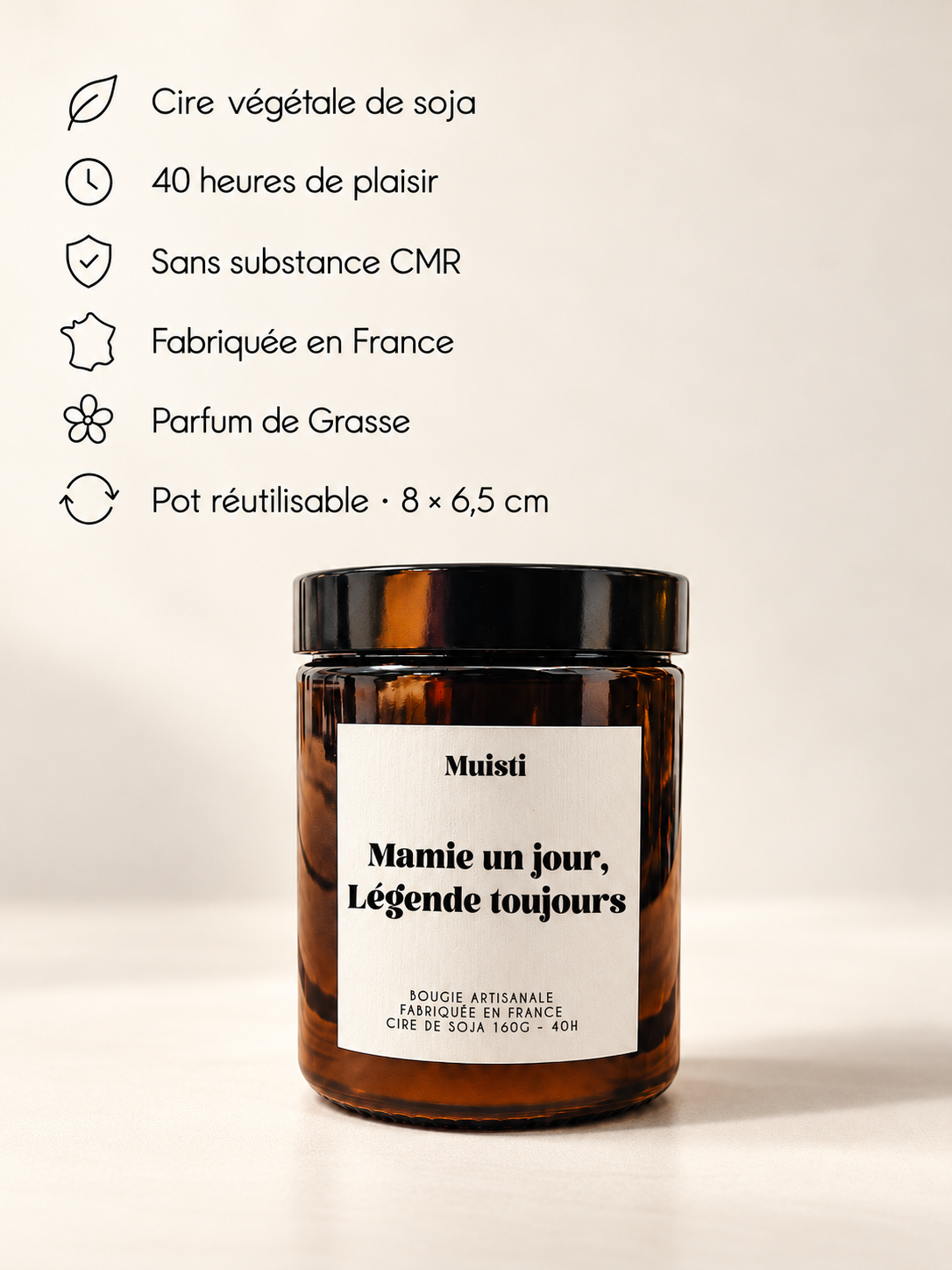 Bougie Muisti « Mamie un jour, légende toujours » fermée sur fond ivoire, avec ses points de réassurance.