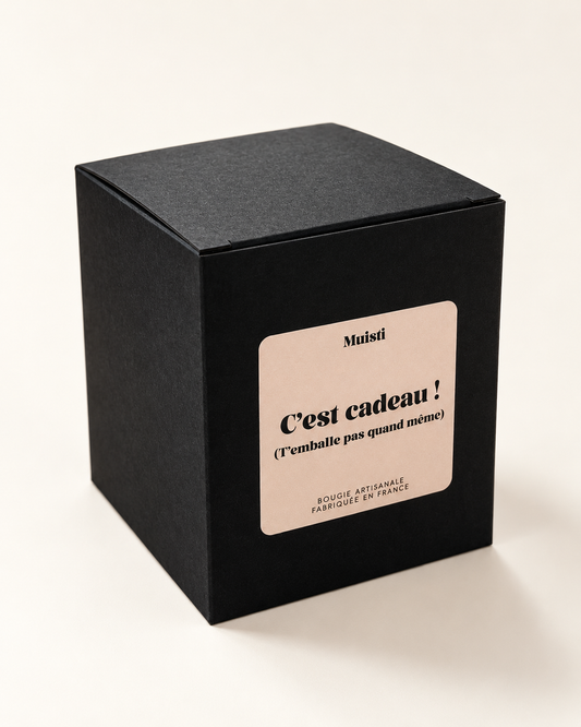 Boîte cadeau noire Muisti « C’est cadeau ! » sur fond ivoire.