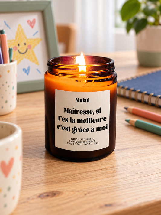 Bougie Muisti « Maîtresse, si t'es la meilleure c'est grâce à moi » 160 g allumée dans un intérieur à la lumière douce du jour.