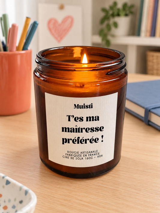 Bougie Muisti « T'es ma maîtresse préférée » 160 g allumée dans un intérieur à la lumière douce du jour.