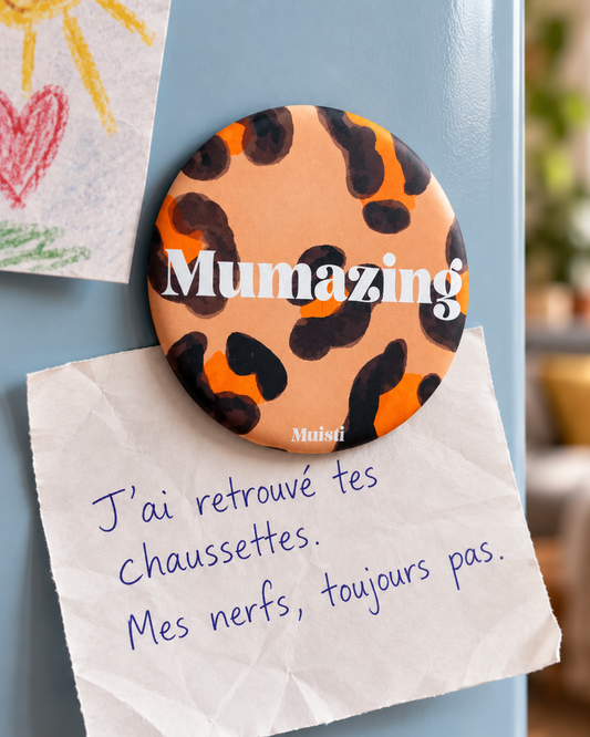 Magnet Muisti « Mumazing » tenant un petit mot dans une scène du quotidien.