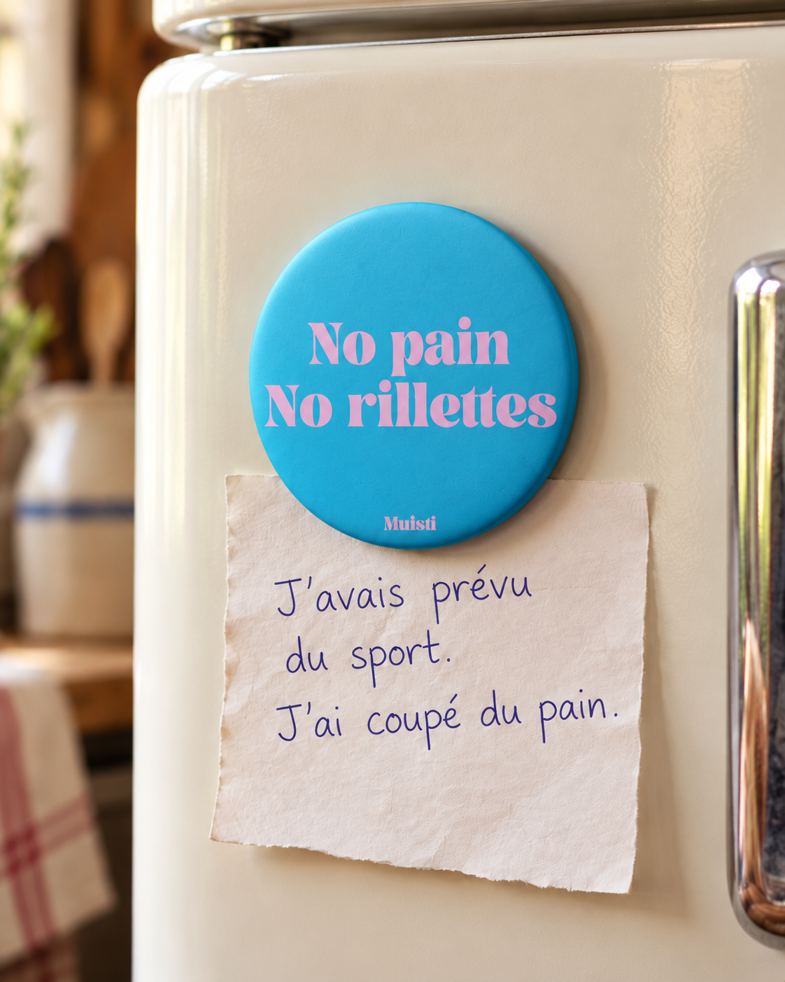 Magnet Muisti « No pain No rillettes » tenant un petit mot dans une scène du quotidien.