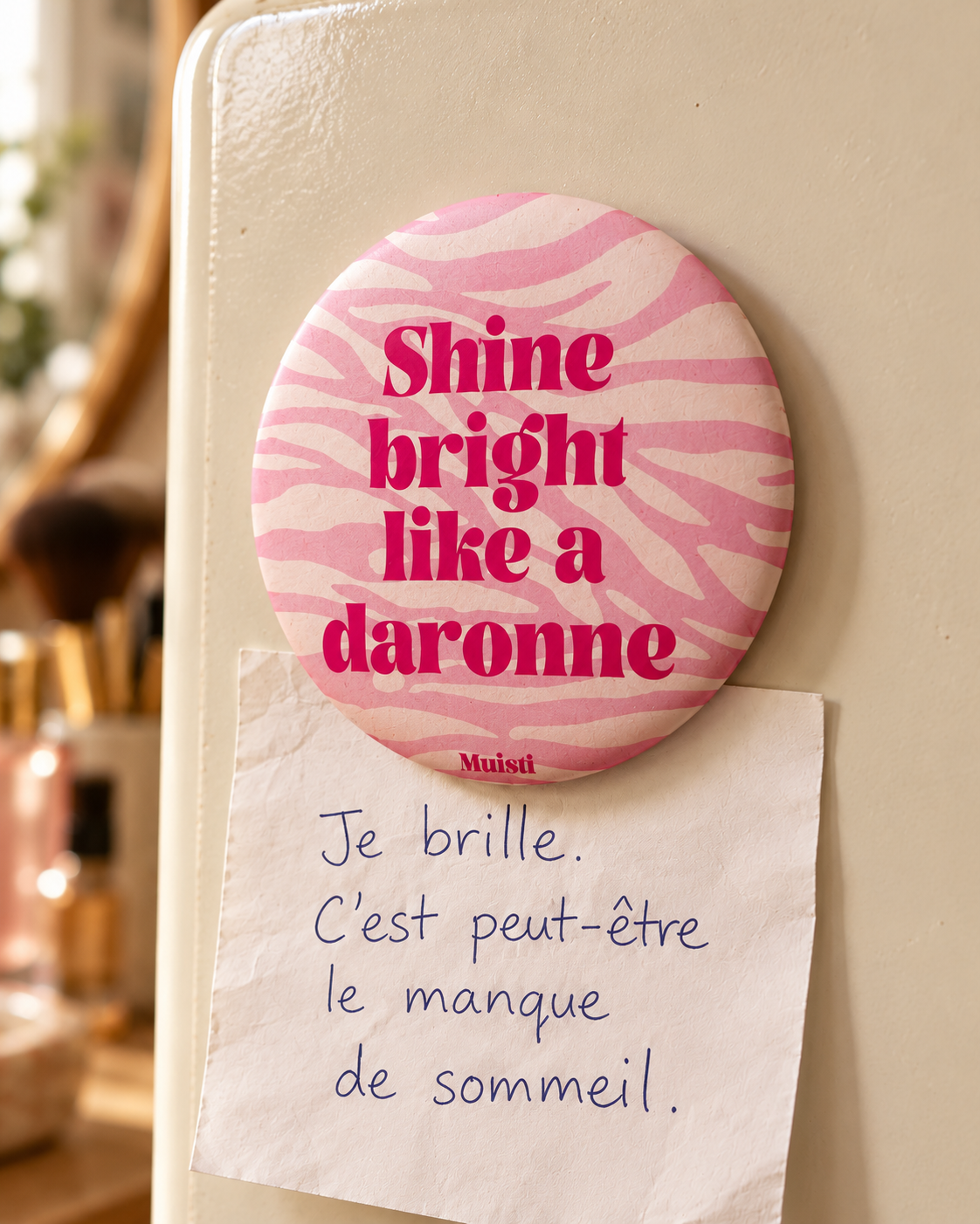 Magnet Muisti « Shine bright like a daronne » tenant un petit mot dans une scène du quotidien.