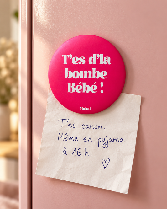Magnet Muisti « T’es d’la bombe Bébé ! » tenant un petit mot dans une scène du quotidien.