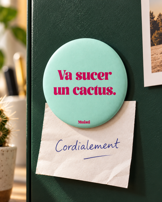 Magnet Muisti « Va sucer un cactus. » tenant un petit mot dans une scène du quotidien.